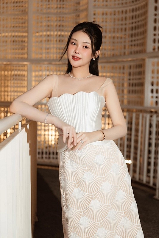 Lê Âu Ngân Anh diện đồ hiệu xa hoa, đẹp rạng rỡ Lê Âu Ngân Anh diện đồ hiệu xa hoa, đẹp rạng rỡ