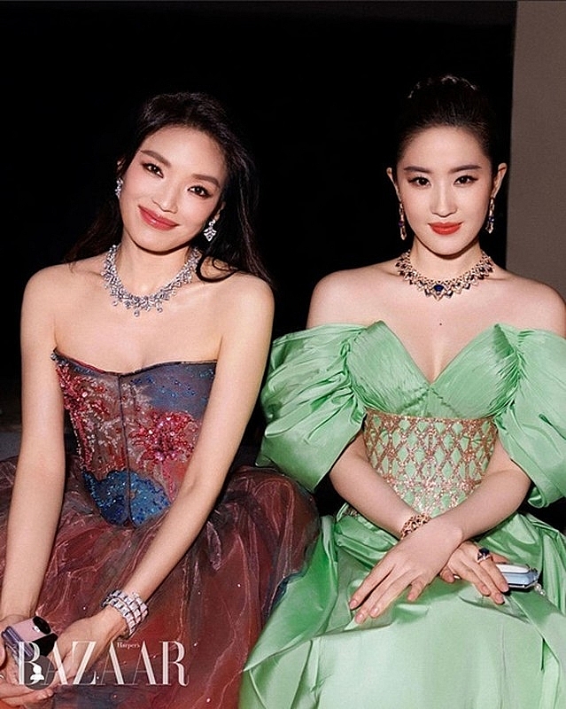 Thư Kỳ trẻ đẹp lấn át Lưu Diệc Phi, hôn nhân kỳ lạ