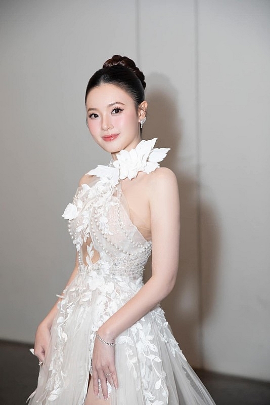 Midu ăn mặc xinh đẹp, trẻ trung sau khi lấy chồng