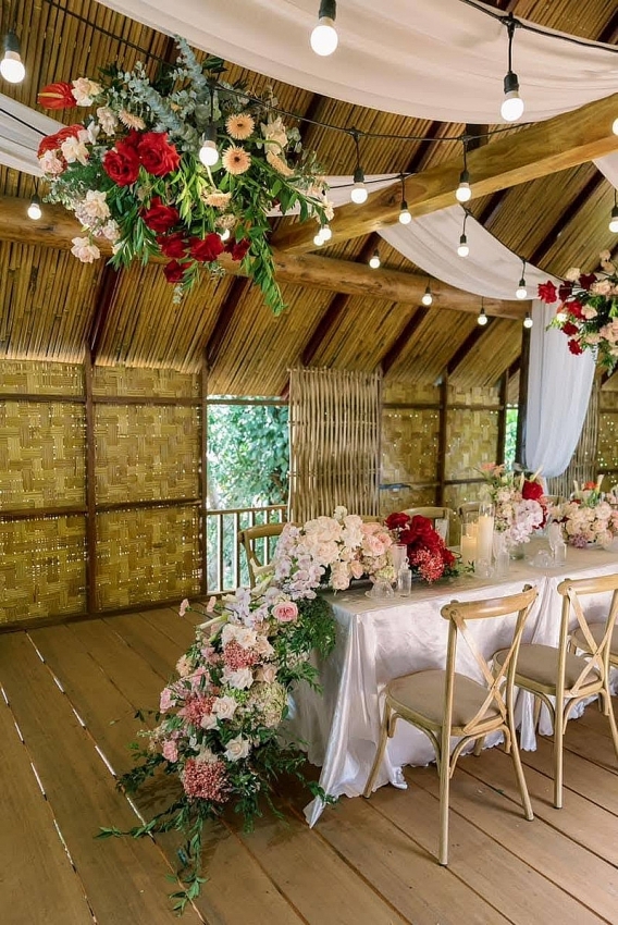 Không gian lễ cưới ngập sắc hoa của Hoa hậu H'Hen Niê cùng bạn trai