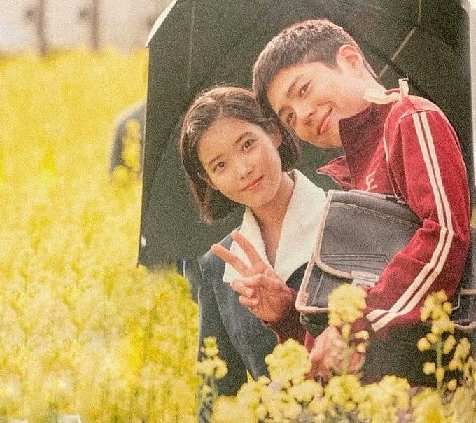 'Em gái quốc dân' IU tình tứ hết nấc cùng Park Bo Gum