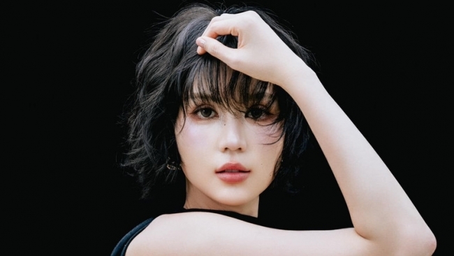 Ngọc Trinh lại gây sốt với phong cách hở bạo