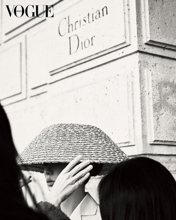 Ngắm bộ ảnh mới tuyệt đẹp của 'nàng thơ Dior' Jisoo (BLACKPINK)