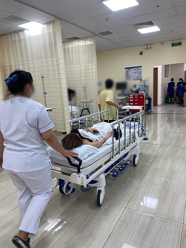Dương Hoàng Yến môi méo, mặt sưng vì liệt dây thần kinh số 7
