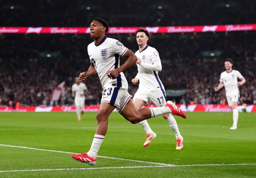 ‘Thần đồng’ Arsenal đi vào lịch sử bóng đá Anh