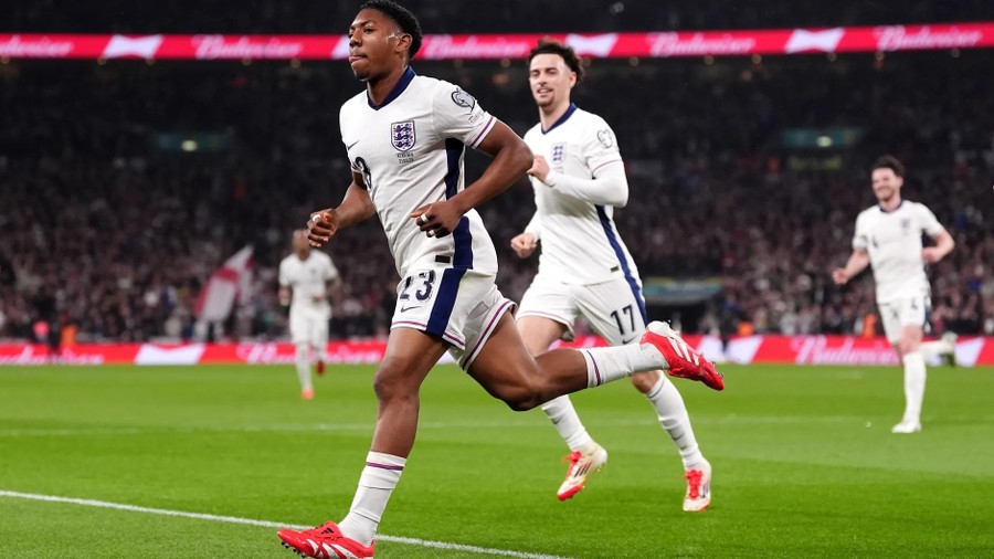 ‘Thần đồng’ Arsenal đi vào lịch sử bóng đá Anh