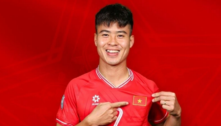 Duy Mạnh được vinh danh trước trận gặp Lào