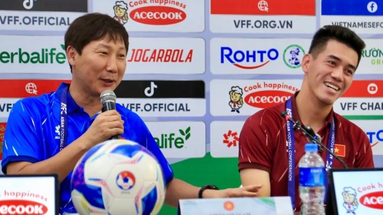 HLV Kim Sang-sik giao nhiệm vụ cho Tiến Linh