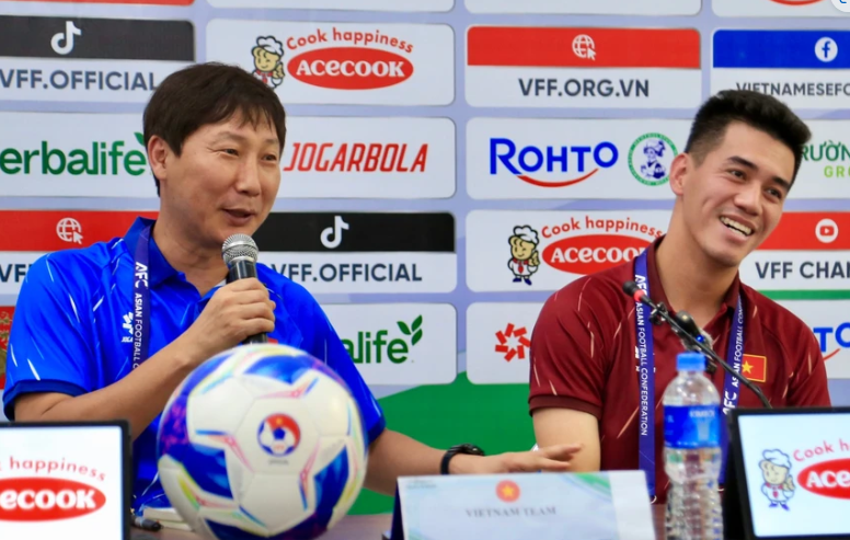 HLV Kim Sang-sik giao nhiệm vụ cho Tiến Linh