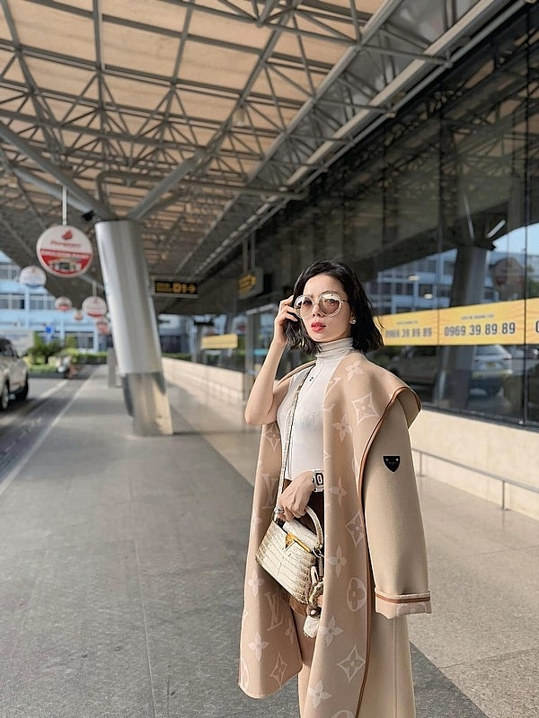 “Nữ hoàng phòng trà” Lệ Quyên và túi hàng hiệu xa xỉ xuống phố “Nữ hoàng phòng trà” Lệ Quyên và túi hàng hiệu xa xỉ xuống phố