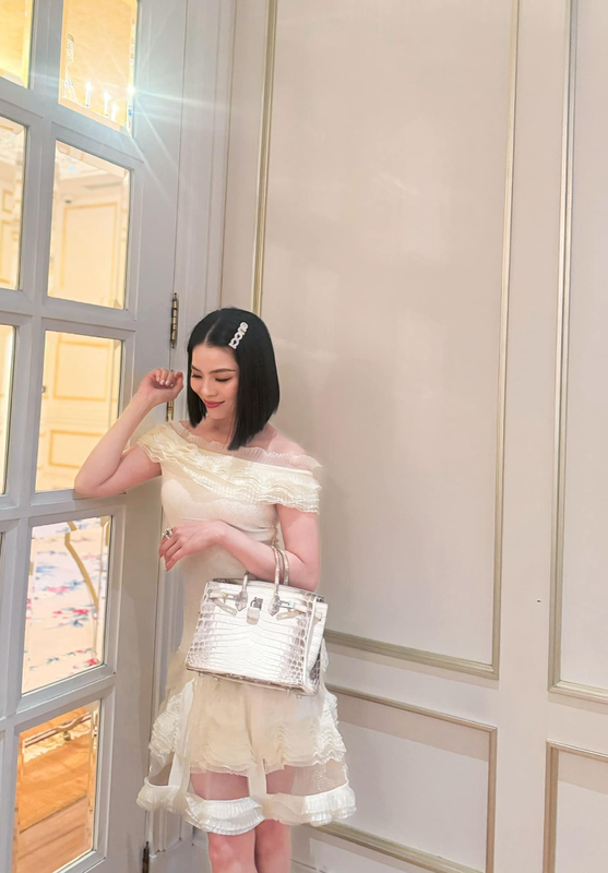 “Nữ hoàng phòng trà” Lệ Quyên và túi hàng hiệu xa xỉ xuống phố “Nữ hoàng phòng trà” Lệ Quyên và túi hàng hiệu xa xỉ xuống phố
