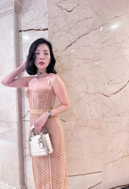 “Nữ hoàng phòng trà” Lệ Quyên và túi hàng hiệu xa xỉ xuống phố “Nữ hoàng phòng trà” Lệ Quyên và túi hàng hiệu xa xỉ xuống phố