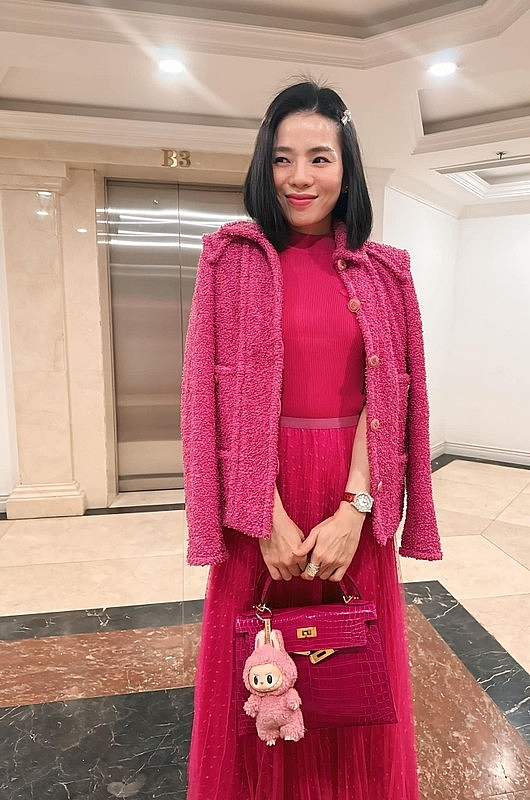 “Nữ hoàng phòng trà” Lệ Quyên và túi hàng hiệu xa xỉ xuống phố “Nữ hoàng phòng trà” Lệ Quyên và túi hàng hiệu xa xỉ xuống phố