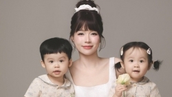 Hot girl Sam khoe ảnh bên hai con, nhan sắc sau sinh ngày càng thăng hạng