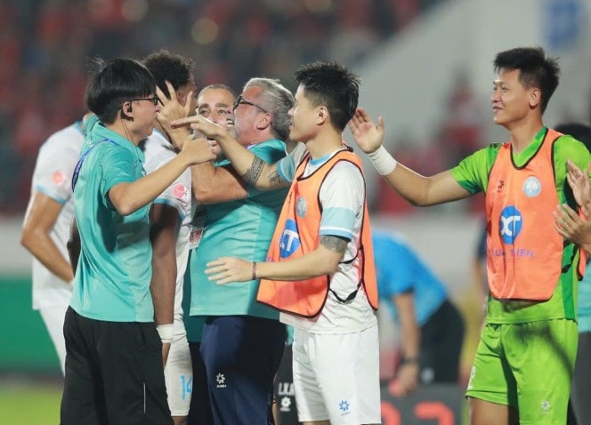 Thép Xanh Nam Định ngược dòng hạ Ninh Bình 3-2: Màn... Thép Xanh Nam Định ngược dòng hạ Ninh Bình 3-2: Màn...