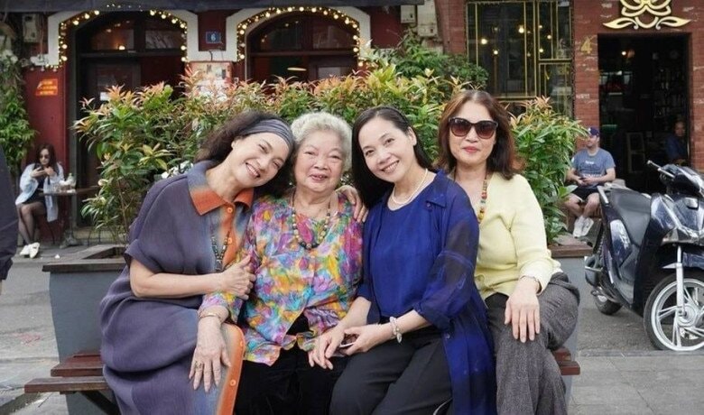 NSƯT Lê Mai và hành trình tìm lại ký ức bên ba cô con gái nổi tiếng NSƯT Lê Mai và hành trình tìm lại ký ức bên ba cô con gái nổi tiếng