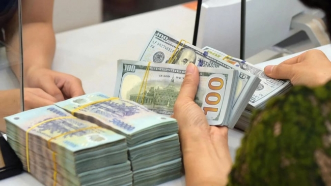 Giá USD tăng nhanh, thị trường tự do sát mốc 27.000 đồng