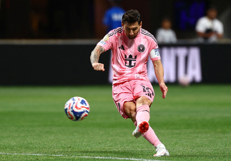 Messi áp sát mốc 900 bàn thắng, bỏ xa Ronaldo về tốc độ