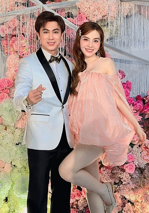 Nhan sắc gợi cảm của nữ ca sĩ Saka Trương Tuyền Nhan sắc gợi cảm của nữ ca sĩ Saka Trương Tuyền