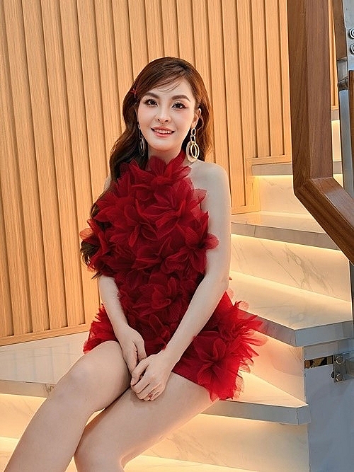 Nhan sắc gợi cảm của nữ ca sĩ Saka Trương Tuyền Nhan sắc gợi cảm của nữ ca sĩ Saka Trương Tuyền