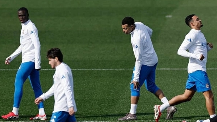 Real Madrid và ê-kíp của Mbappe bất đồng về chấn thương