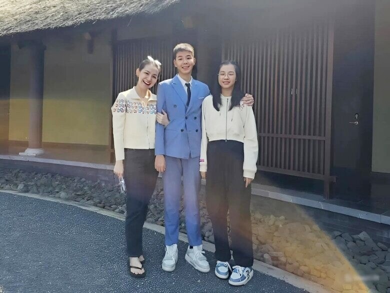 Hoa hậu Thùy Lâm khoe tổ ấm tại Singapore: Hai con gây sốt...Hoa hậu Thùy Lâm khoe tổ ấm tại Singapore: Hai con gây sốt với chiều cao ấn tượng