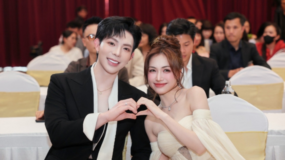 Erik chúc mừng Hoà Minzy tìm được bến đỗ, tiết lộ tính cách Văn Cương