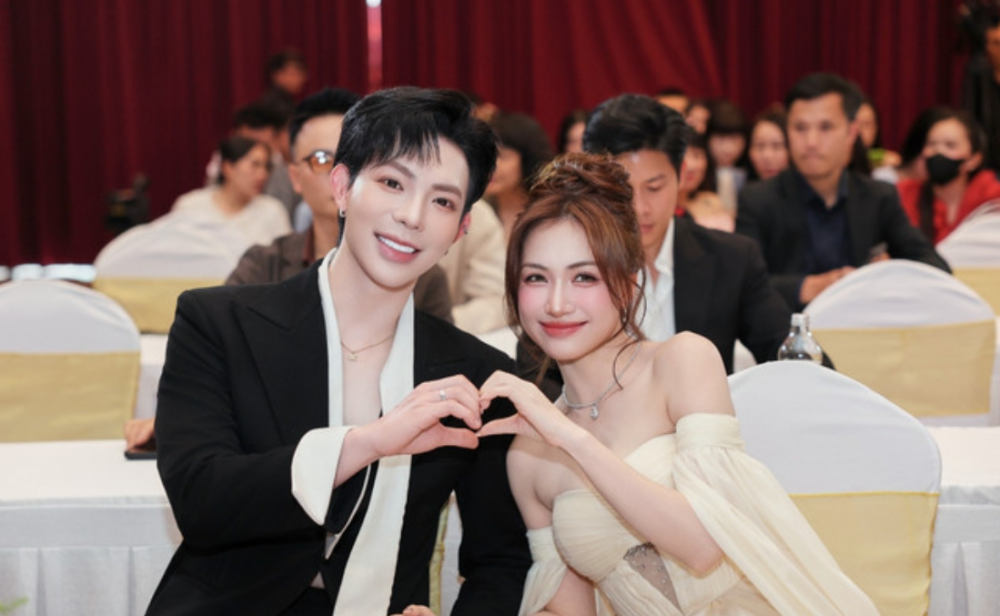 Erik chúc mừng Hoà Minzy tìm được bến đỗ, tiết lộ tính cách Văn Cương