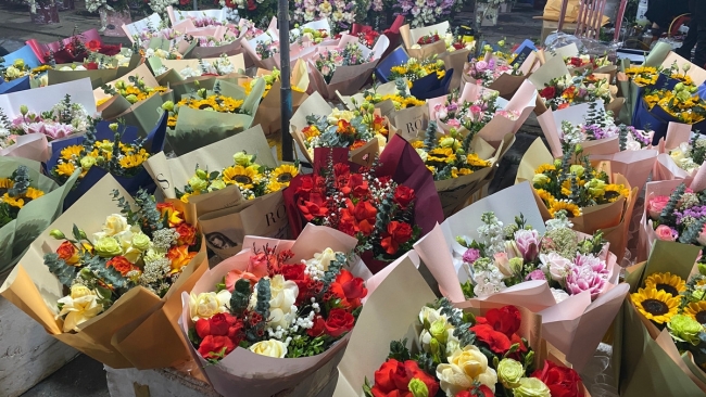 Quá tải đơn đặt hoa ngày 8/3, nhiều cửa hàng làm việc xuyên đêm