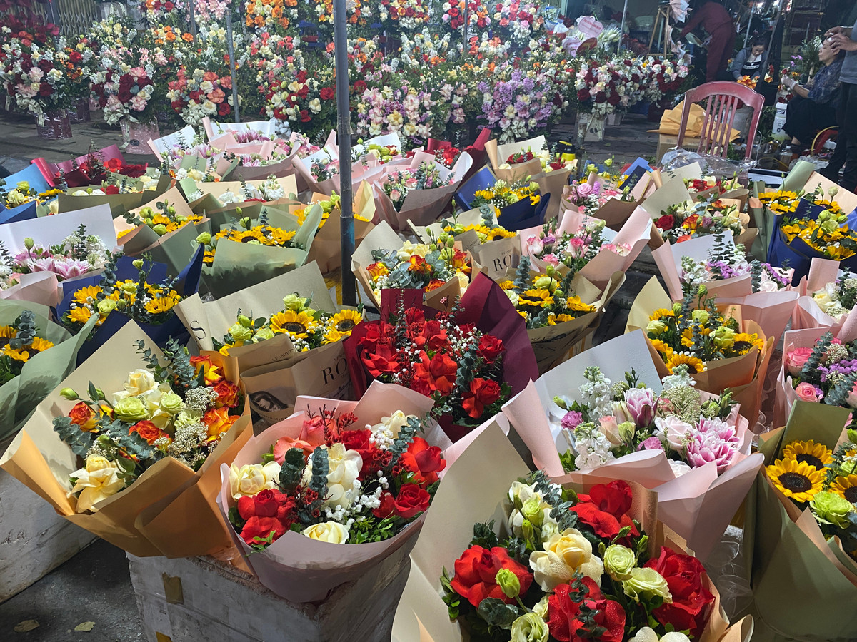 Quá tải đơn đặt hoa ngày 8/3, nhiều cửa hàng làm việc xuyên đêm