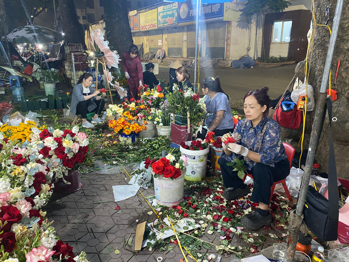 Quá tải đơn đặt hoa ngày 8/3, nhiều cửa hàng làm việc xuyên đêm