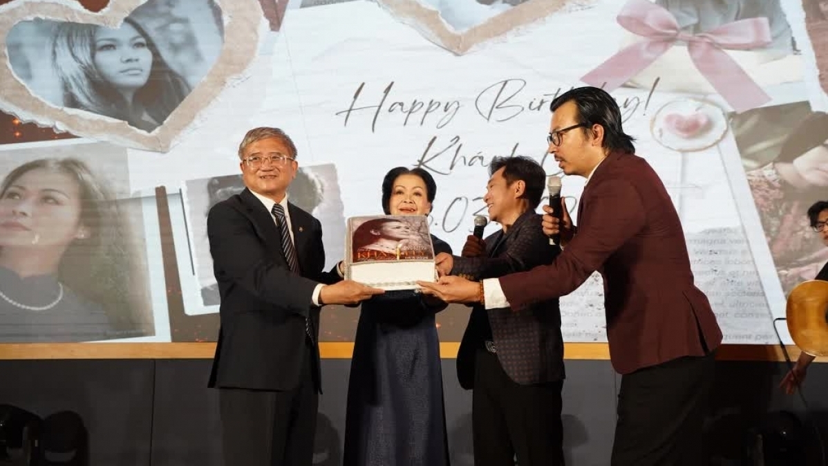 Nữ danh ca Khánh Ly giao lưu cùng người hâm mộ, đón sinh nhật tuổi 81 bên gia đình