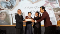 Nữ danh ca Khánh Ly giao lưu cùng người hâm mộ, đón sinh nhật tuổi 81 bên gia đình