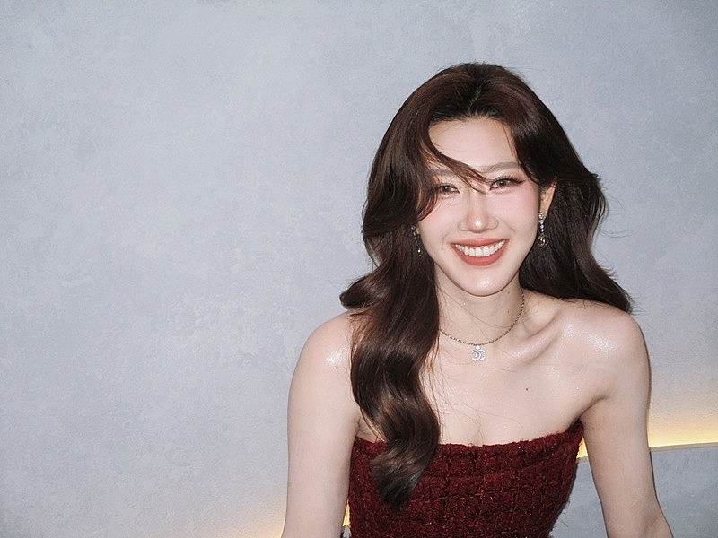 Thúy Ngân gây ấn tượng với gu thời trang quyến rũ