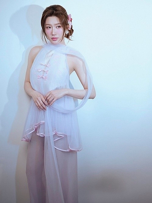 Thúy Ngân gây ấn tượng với gu thời trang quyến rũ