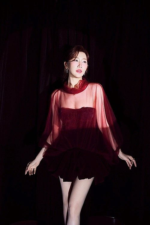 Thúy Ngân gây ấn tượng với gu thời trang quyến rũ