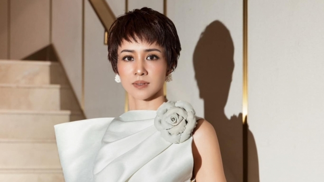 'Nữ hoàng Wushu' Thúy Hiền gây sốt với đầm cổ yếm, sắc vóc rạng rỡ tuổi U50