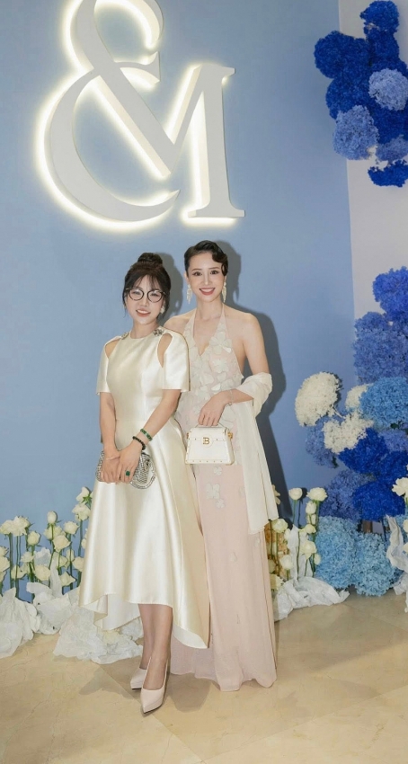 'Nữ hoàng Wushu' Thúy Hiền gây sốt với đầm cổ yếm, sắc vóc rạng rỡ tuổi U50