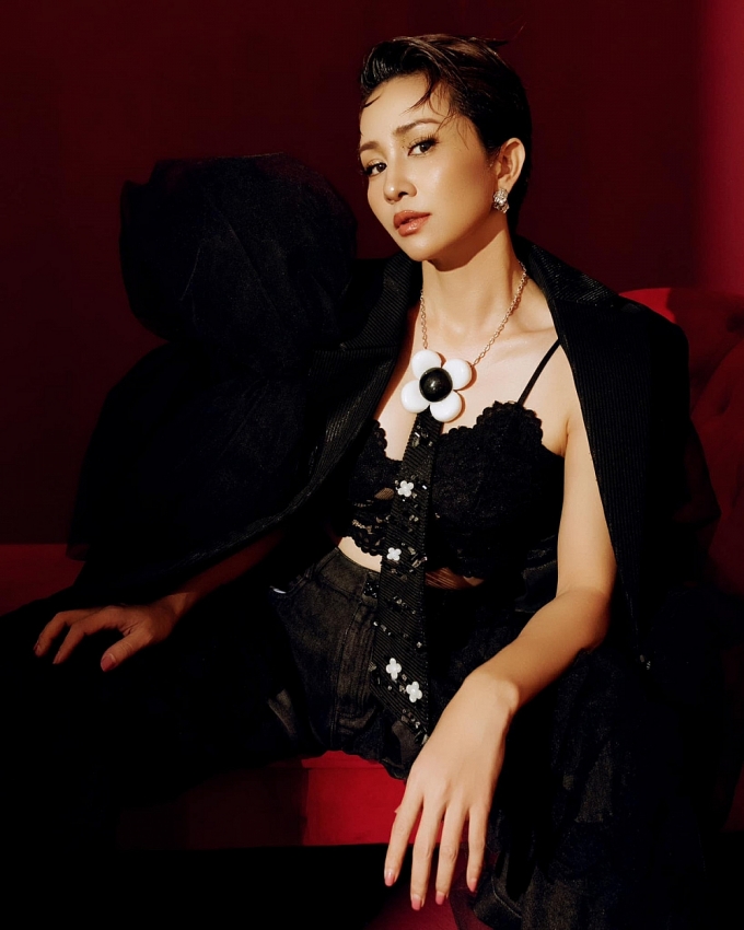 'Nữ hoàng Wushu' Thúy Hiền gây sốt với đầm cổ yếm, sắc vóc rạng rỡ tuổi U50