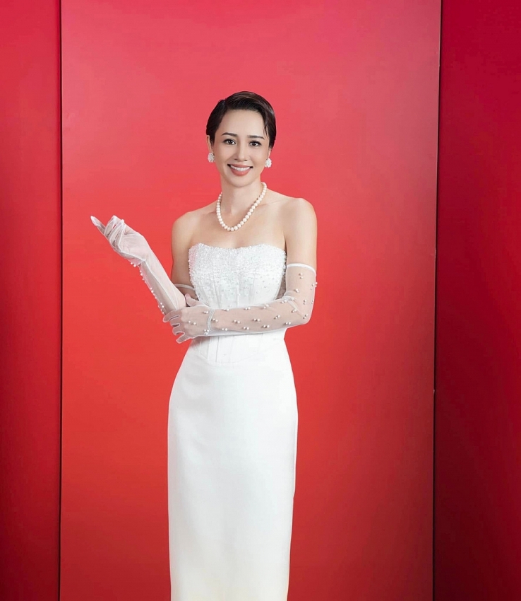 'Nữ hoàng Wushu' Thúy Hiền gây sốt với đầm cổ yếm, sắc vóc rạng rỡ tuổi U50