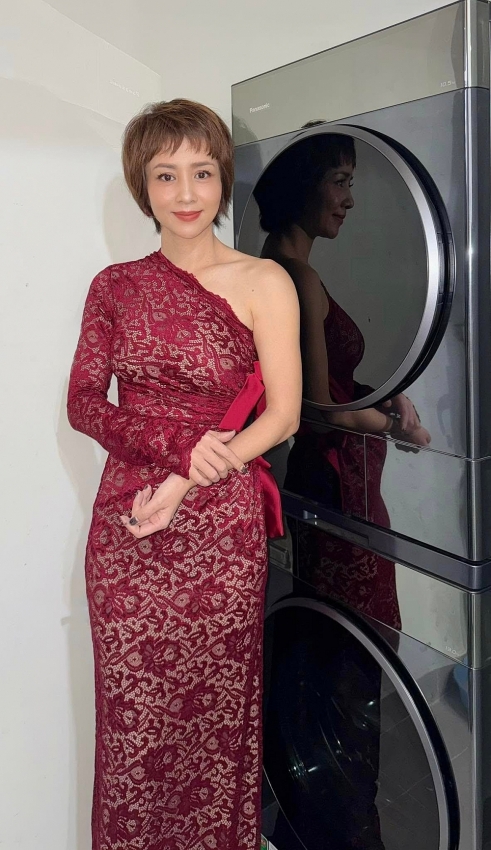 'Nữ hoàng Wushu' Thúy Hiền gây sốt với đầm cổ yếm, sắc vóc rạng rỡ tuổi U50