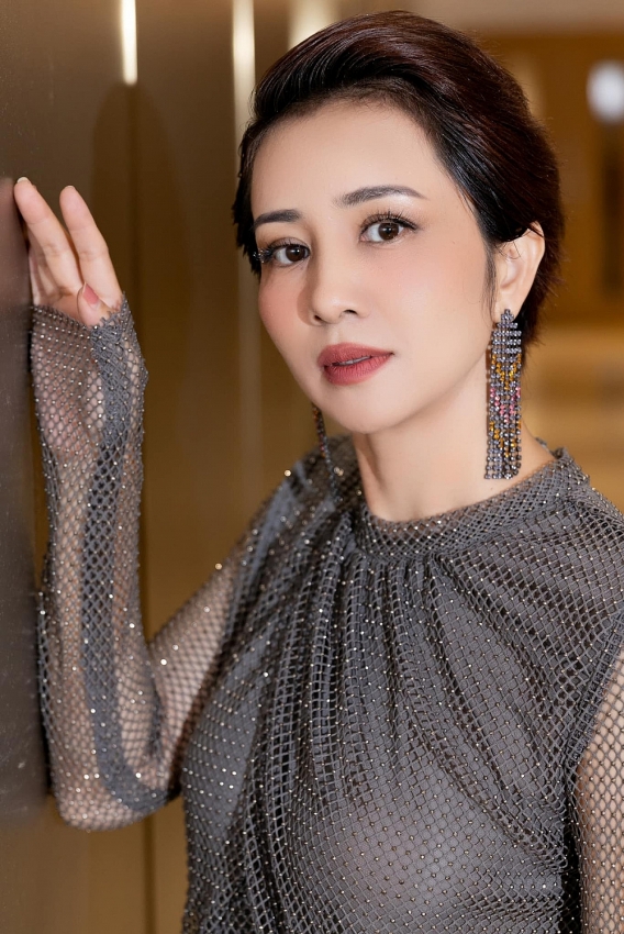 'Nữ hoàng Wushu' Thúy Hiền gây sốt với đầm cổ yếm, sắc vóc rạng rỡ tuổi U50