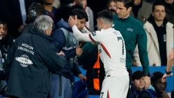 Sao Chelsea hành động bất ngờ sau khi "mạnh tay" với cậu bé nhặt bóng