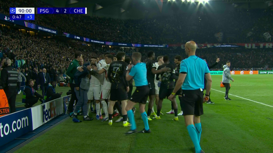 Sao Chelsea hành động bất ngờ sau khi "mạnh tay" với cậu bé nhặt bóng