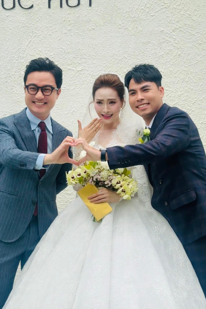 Lễ cưới cầu thủ Đức Huy và MC Huyền Trang Mù Tạt tại quê nhà