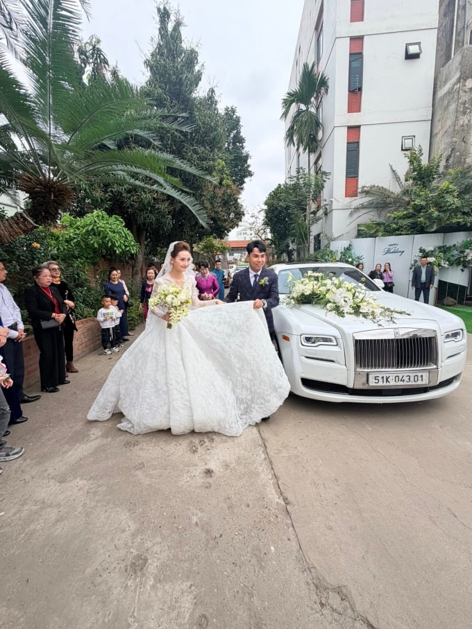 Lễ cưới cầu thủ Đức Huy và MC Huyền Trang Mù Tạt tại quê nhà