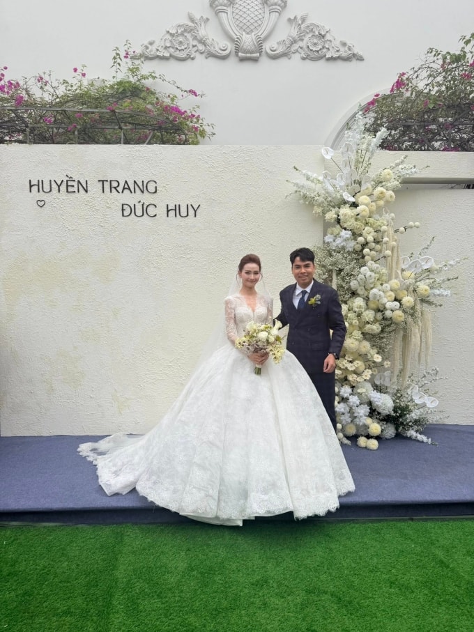 Lễ cưới cầu thủ Đức Huy và MC Huyền Trang Mù Tạt tại quê nhà