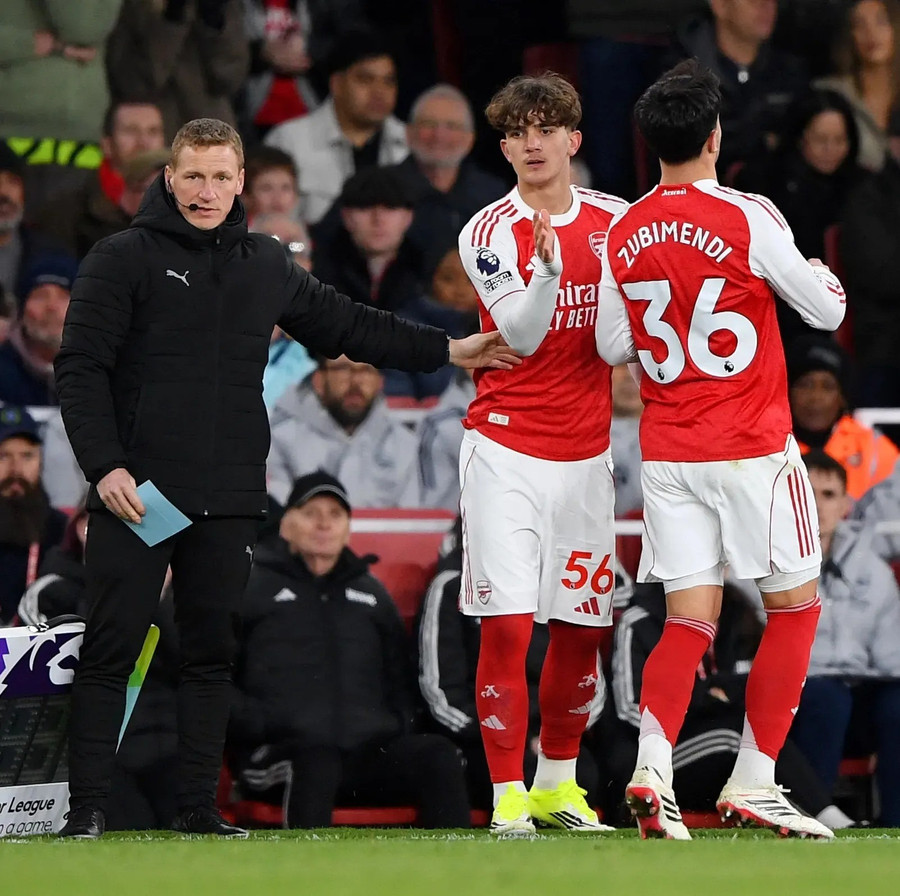 HLV Arteta "linh cảm đặc biệt" về thần đồng 16 tuổi HLV Arteta "linh cảm đặc biệt" về thần đồng 16 tuổi