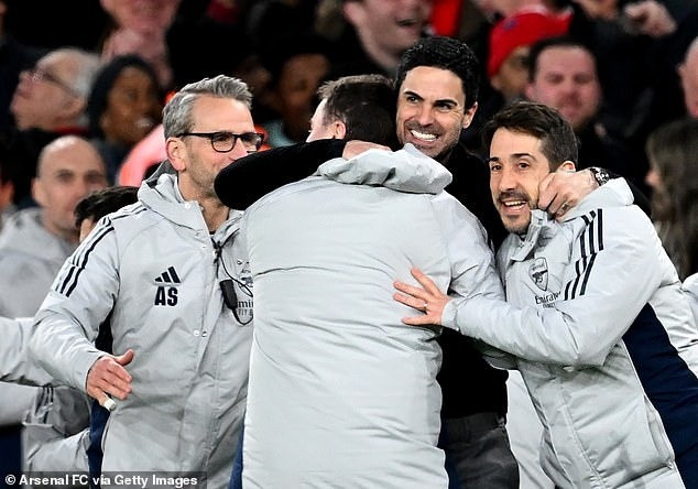 HLV Arteta "linh cảm đặc biệt" về thần đồng 16 tuổi HLV Arteta "linh cảm đặc biệt" về thần đồng 16 tuổi