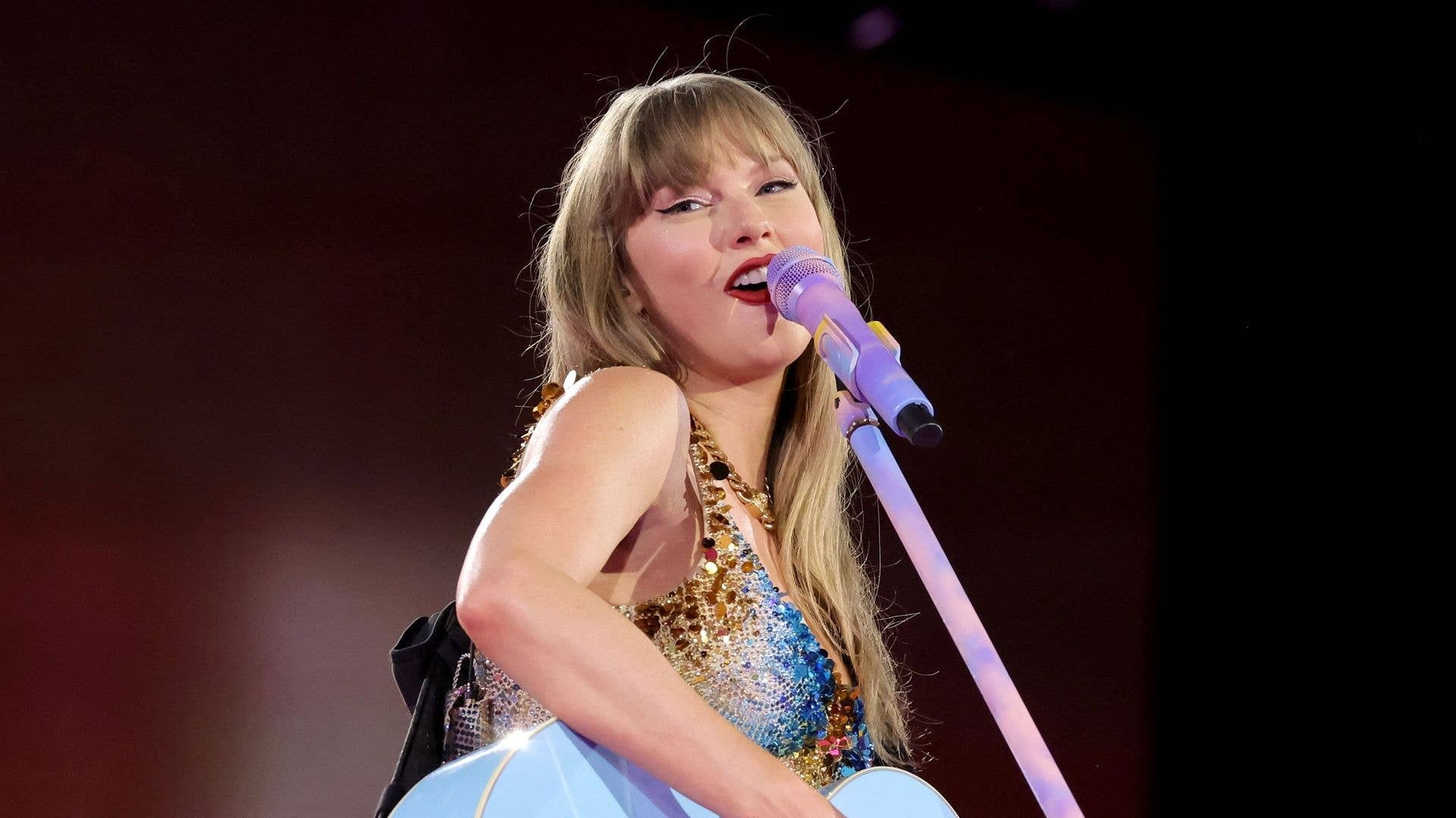 Taylor Swift giàu có hơn sau các chuyến lưu diễn